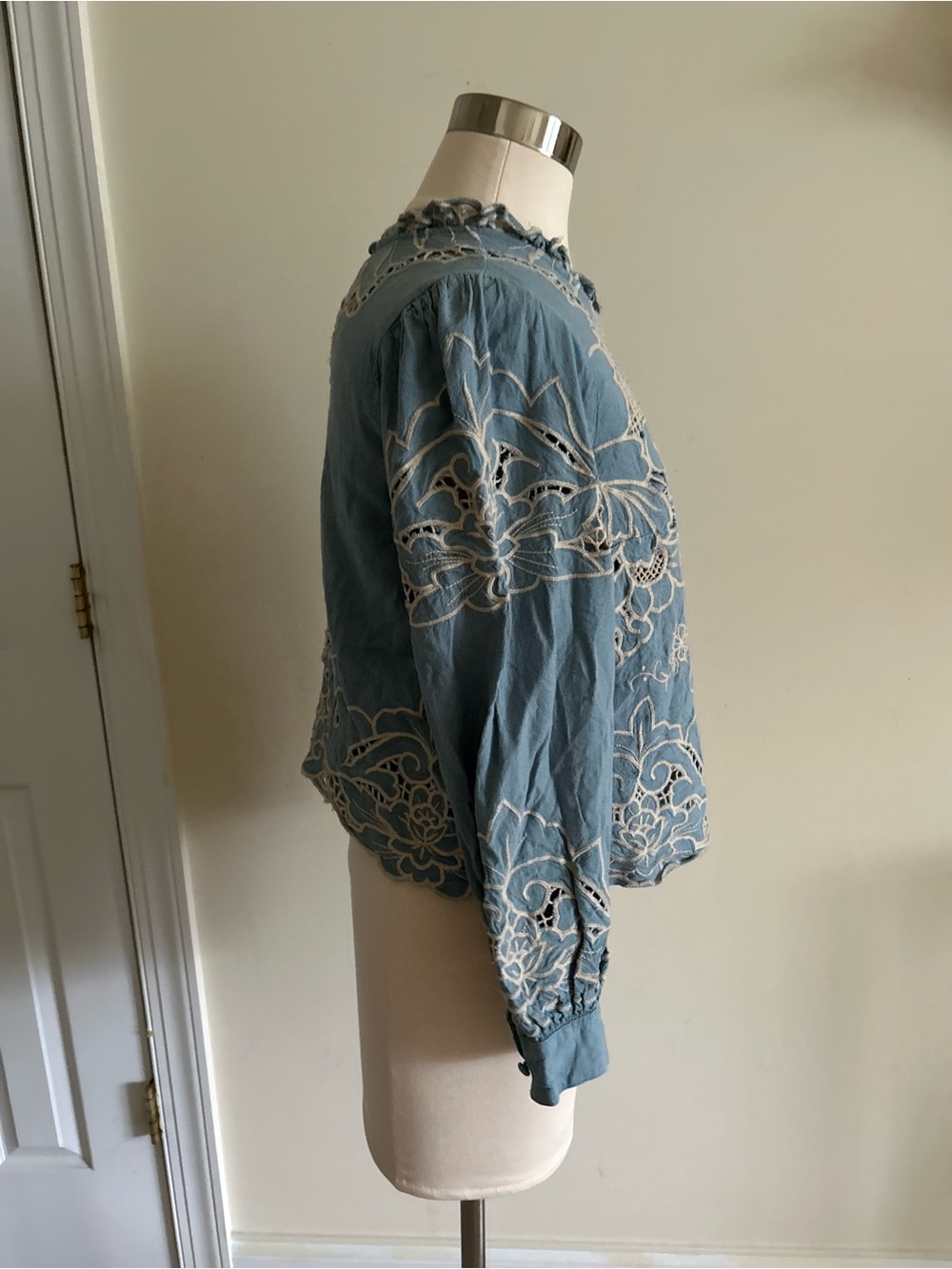 Anthropologie Linen Blend Lace Embroidered Blue Ling Sleeve blouse size S - Picture 4 of 9